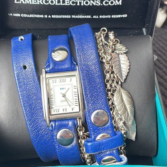La Mer Collections Women's Leaf Charm Blue Leather Watch - Picture 4 of 10